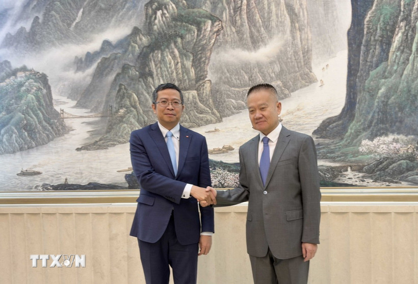 Mr. Liu Haixing (right) - special envoy of General Secretary and President of China Xi Jinping - arrived in Vietnam on January 29 and 30 to congratulate the success of the 14th National Congress of the Communist Party of Vietnam. Pictured are Mr. Liu Haixing and Vietnamese Ambassador to China Pham Thanh Binh during a meeting in Beijing in October 2025. Photo: VNA