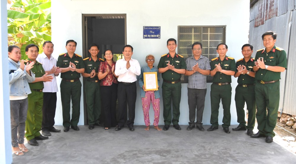 Việc tổ chức bàn giao nhà Đại đoàn kết có ý nghĩa thiết thực nằm trong chuỗi các hoạt động Tết Quân dân năm 2026 tại xã Hòa Điền. Ảnh: Phương Vũ