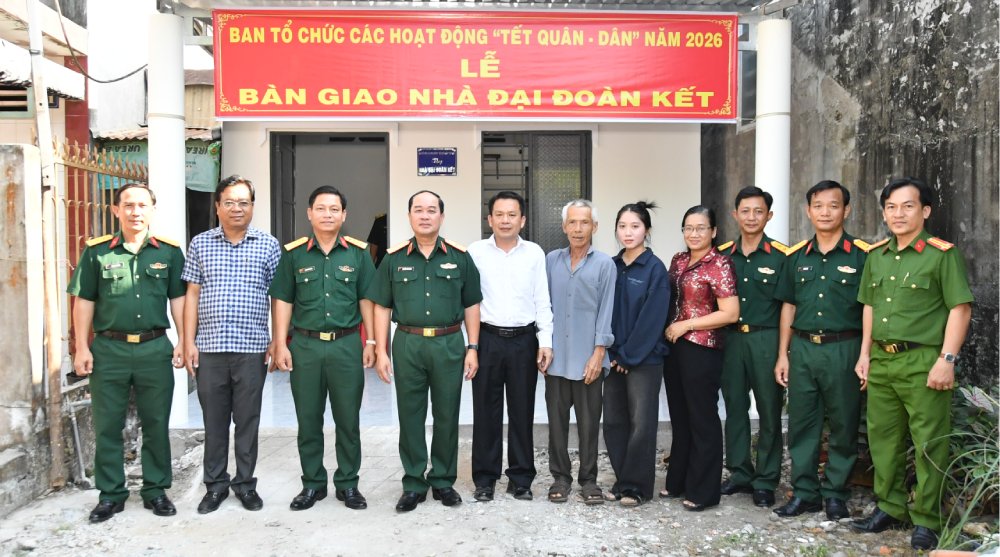 Handing over houses of Great Unity to people in Hoa Dien commune. Photo: Phuong Vu