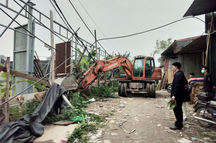 Functional forces of Tay Phuong commune enforce construction violations. Photo: TTĐT of Tay Phuong commune