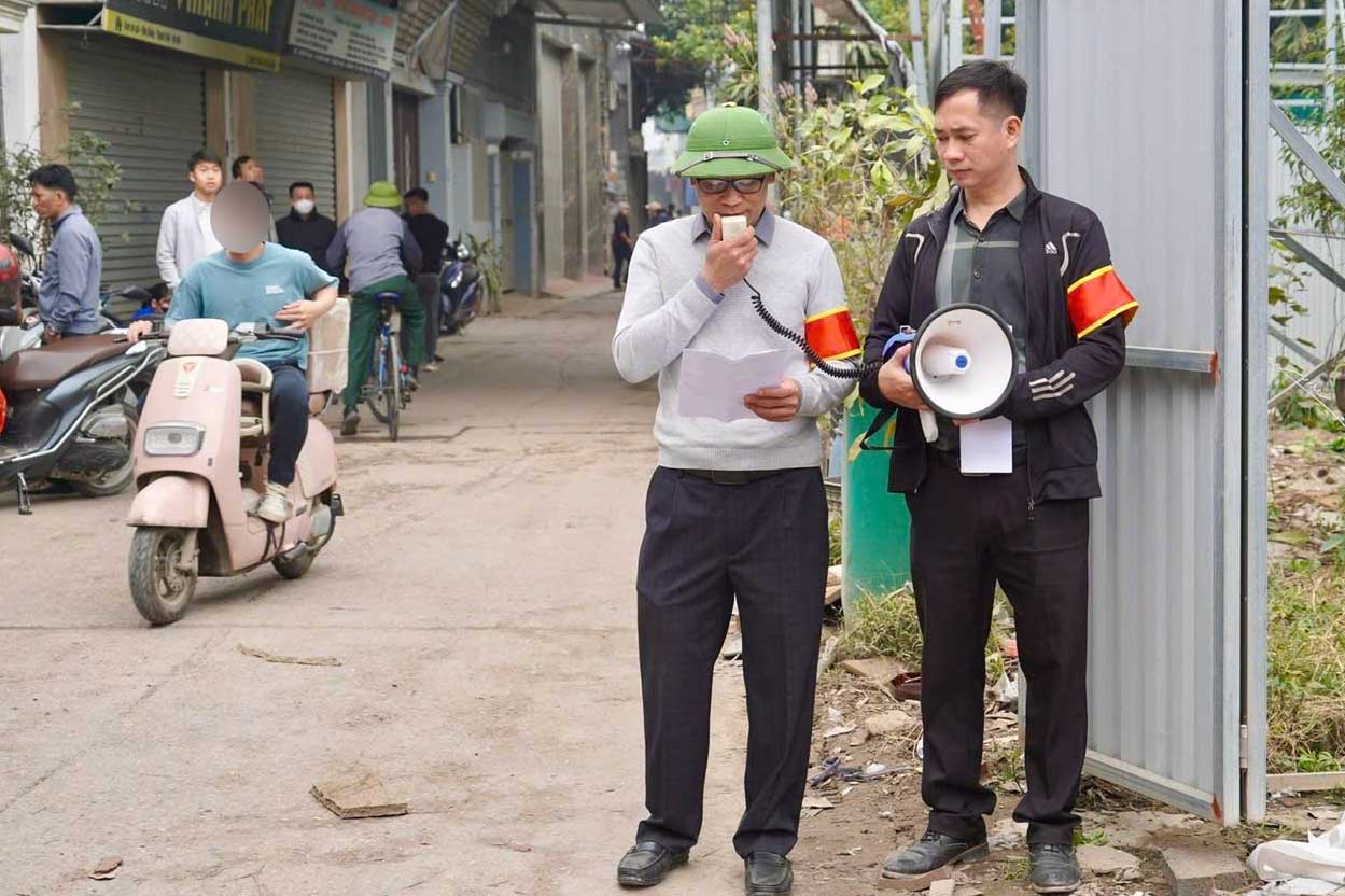 UBND xã Tây Phương (Hà Nội) thông qua các quyết định cưỡng chế. Ảnh: TTĐT xã Tây Phương