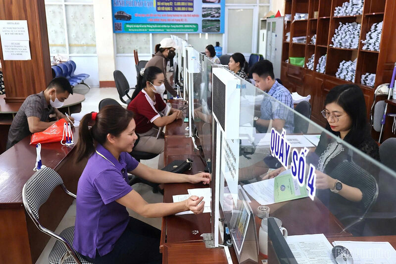 Người lao động tìm kiếm cơ hội việc làm tại Trung tâm Dịch vụ việc làm Phú Thọ. Ảnh: Yên San