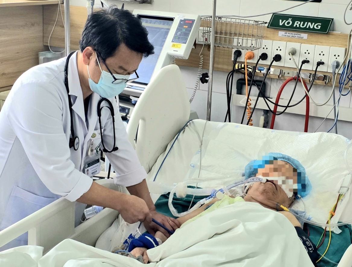 Bệnh nhân nữ hôn mê, thở máy