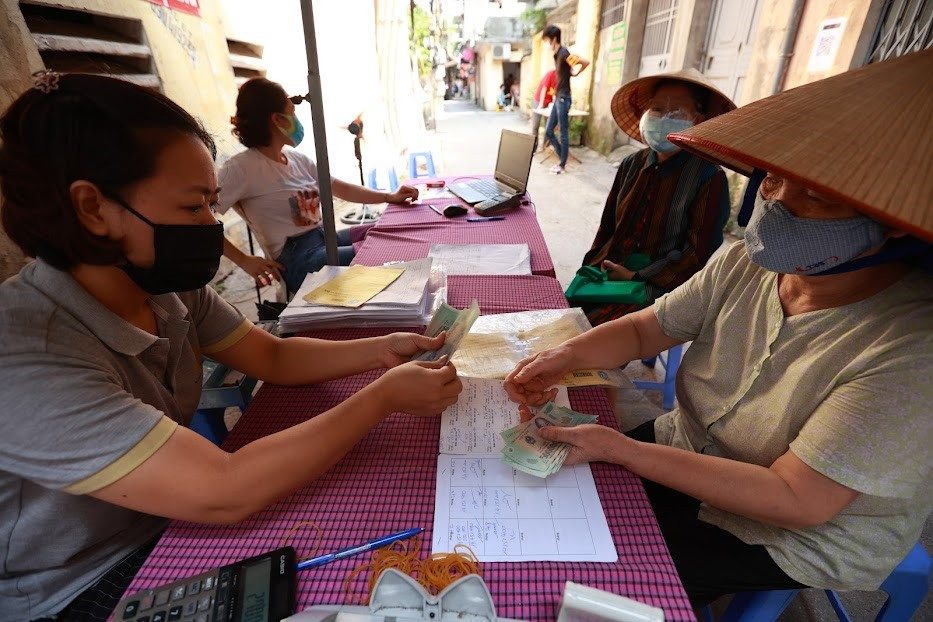 Người lao động làm thủ tục nhận lương hưu. Ảnh: Hải Nguyễn