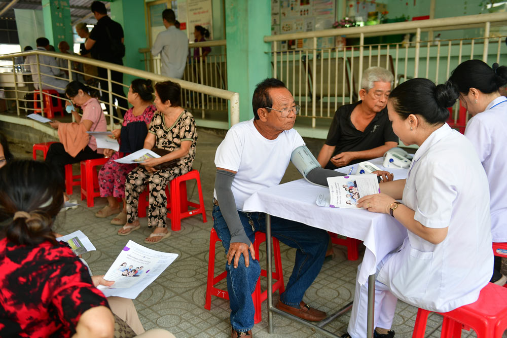 Supporting flu vaccination for elderly people in difficult circumstances in Ho Chi Minh City. Photo: Provided by DN