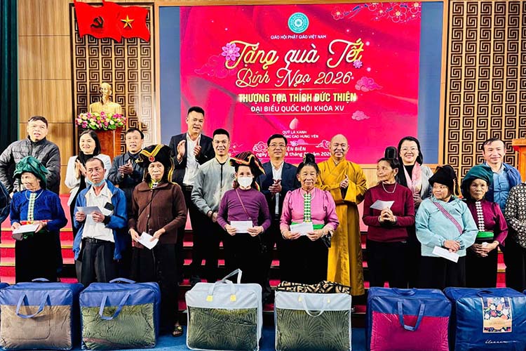 Venerable Thich Duc Thien and leaders of Muong Ang commune present Tet gifts to poor households in Muong Ang commune, Dien Bien province. Photo: Quang Dat