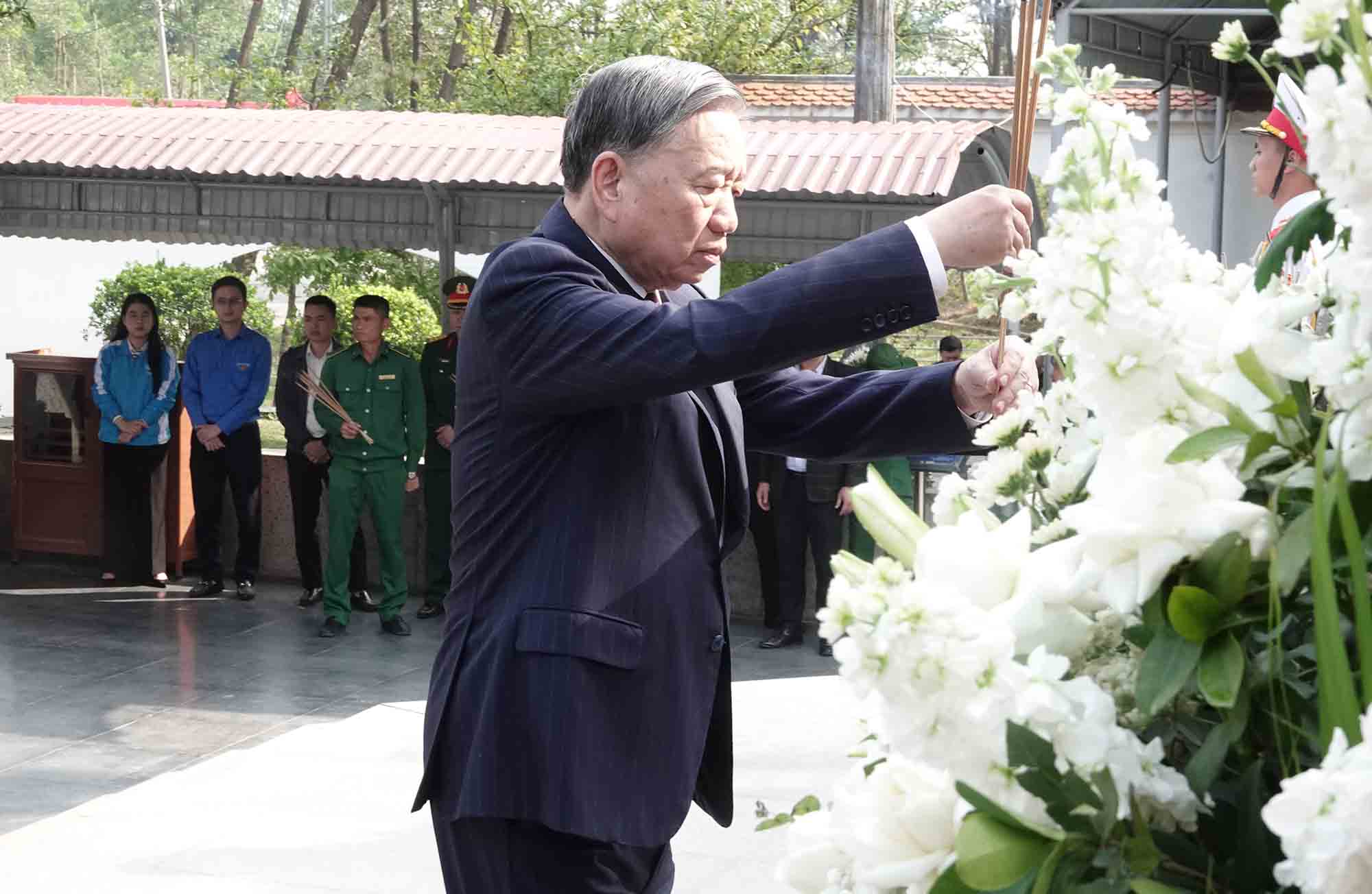 General Secretary To Lam offers incense at the grave of 10 female volunteer youth martyrs at Nga ba Dong Loc. Photo: Tran Tuan.