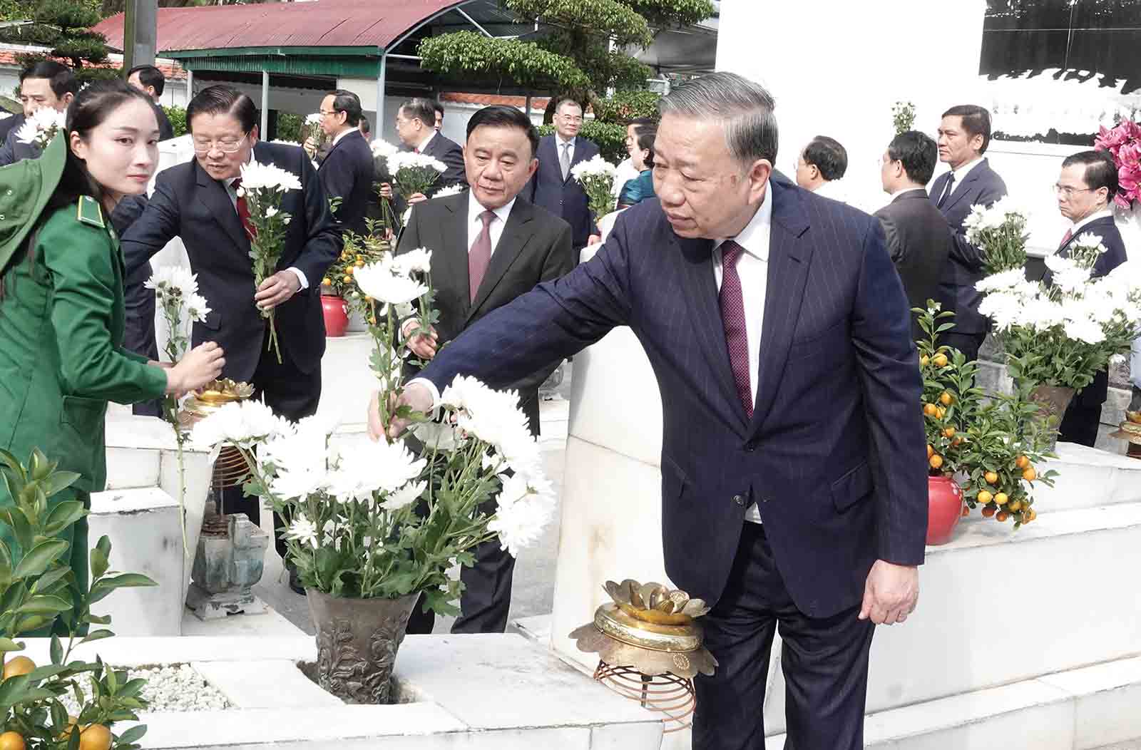 Tổng Bí thư Tô Lâm cùng các thành viên trong đoàn dâng hoa, dâng hương tại các phần mộ của 10 nữ liệt sĩ Thanh niên xung phong Ngã ba Đồng Lộc. Ảnh: Trần Tuấn.