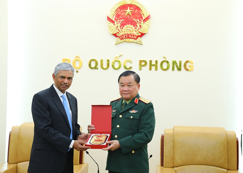 Senior Lieutenant General Hoang Xuan Chien - Member of the Standing Committee of the Central Military Commission, Deputy Minister of National Defense presents souvenirs to Mr. Periasamy Kumaran - Deputy Minister of Foreign Affairs of India. Photo: Ministry of National Defense