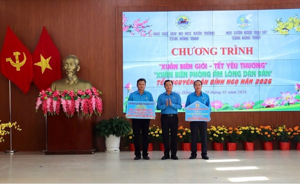 Ông Nguyễn Thanh Tuấn – Phó Chủ tịch LĐLĐ tỉnh Đồng Tháp trao bảng tượng trưng quà Tết và hỗ trợ nhà “Mái ấm Công đoàn” cho đoàn viên có hoàn cảnh khó khăn về nhà ở tại Chương trình. Ảnh: Lưu Hùng.