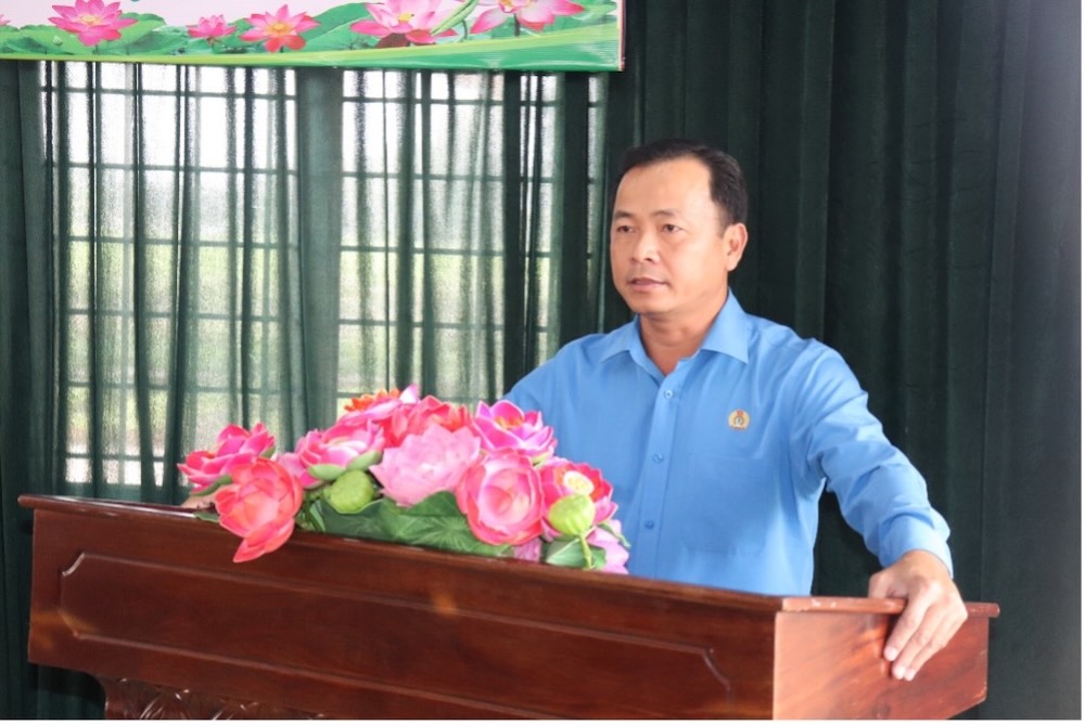 Đồng chí Nguyễn Thanh Tuấn – Phó Chủ tịch Liên đoàn Lao động tỉnh phát biểu tại buổi trao quà cho cán bộ, chiến sĩ dịp Tết Nguyên đán Bính Ngọ năm 2026. Ảnh: Lưu Hùng.