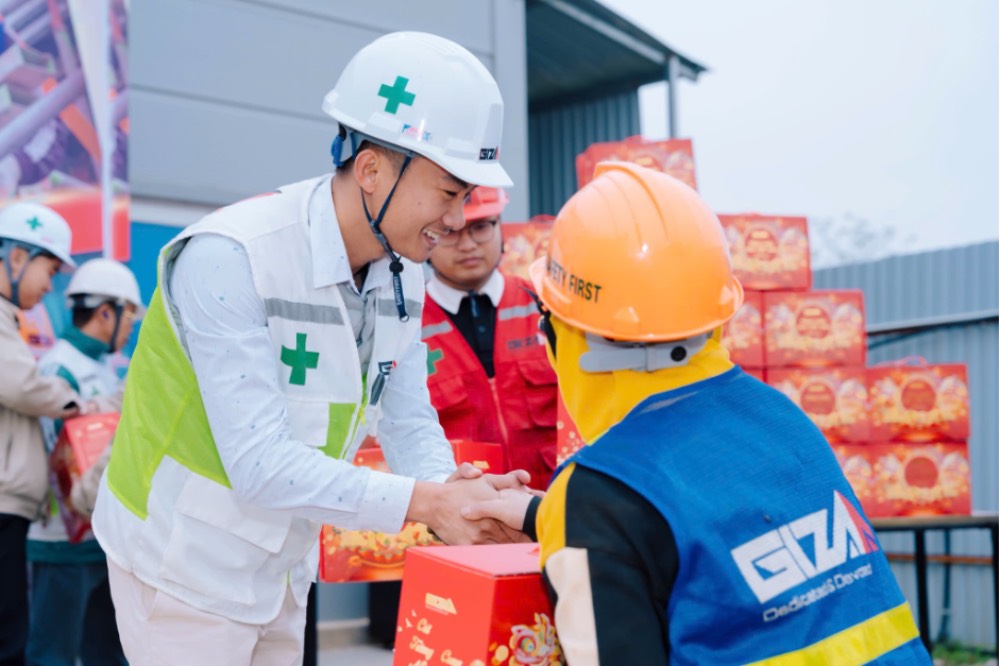 Workers receive gifts in the "Xuan Cong Truong 2026" activity. Photo by Khanh An
