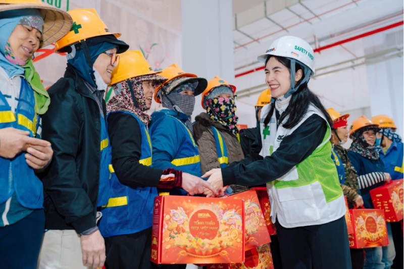 Bà Nguyễn Thị Hằng, Phó Chủ tịch Công đoàn, Giám đốc Truyền thông Giza Việt Nam trao quà cho người lao động. Ảnh Khánh An