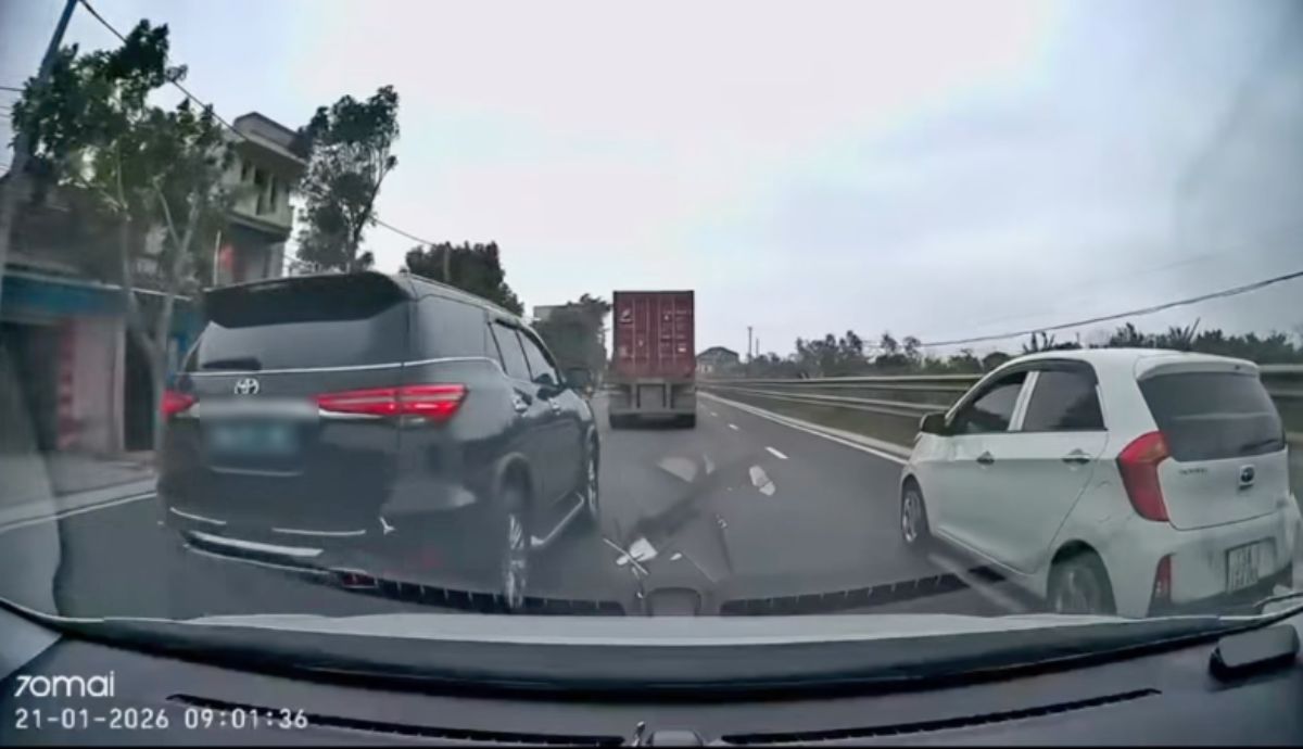 Ninh Binh Provincial Traffic Police Department handles drivers who violate overtaking in cases where overtaking is not allowed. Photo: Cut from clip