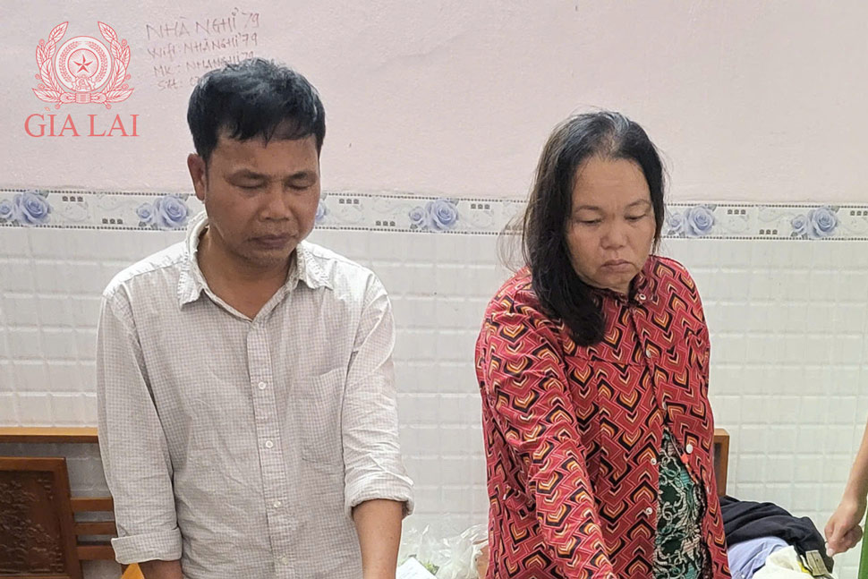 Công an tỉnh Gia Lai bắt quả tang 2 vợ chồng Nguyễn Quang Tuấn và Nguyễn Thị Chung thực hiện hành vi móc túi tại chợ. Ảnh: Công an