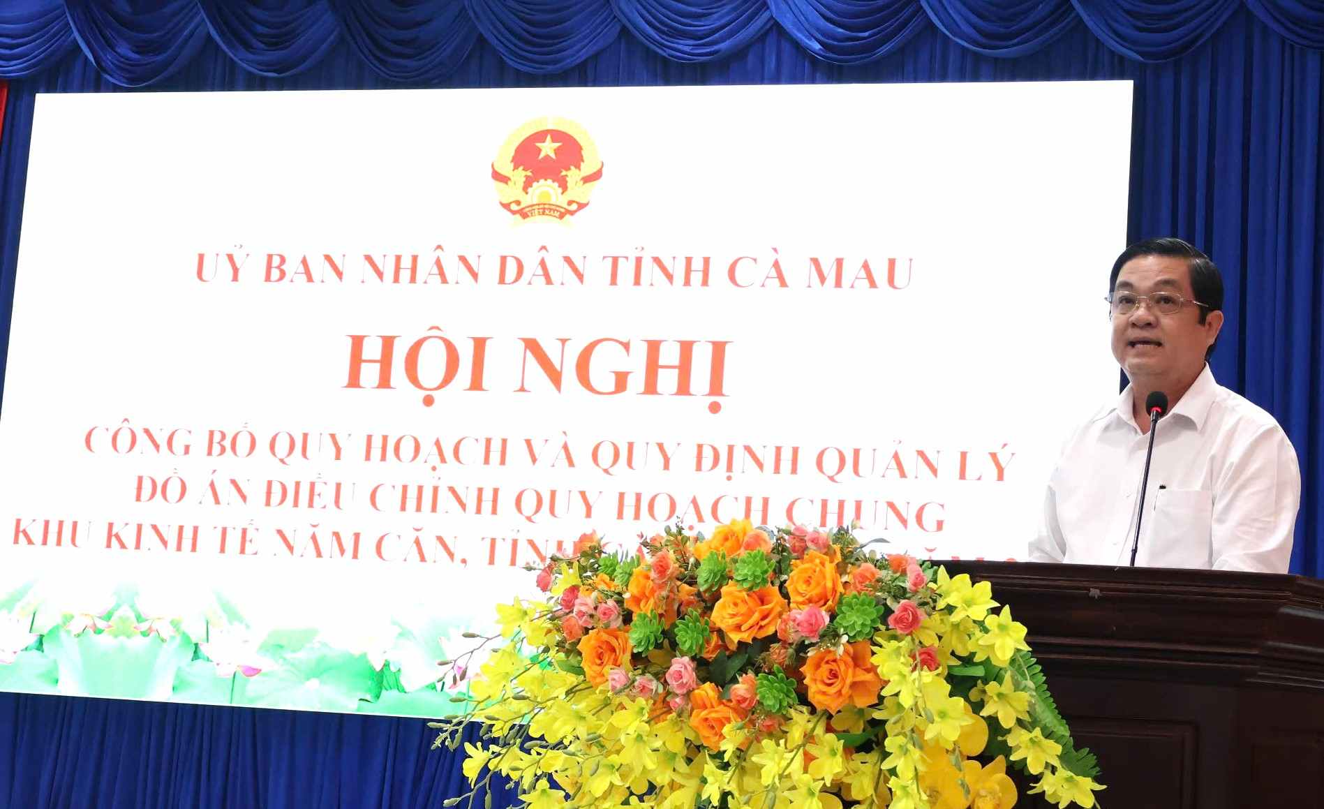 Vice Chairman of Ca Mau Provincial People's Committee requested that after announcement, manage and implement well the approved plan. Photo: Nhat Ho.