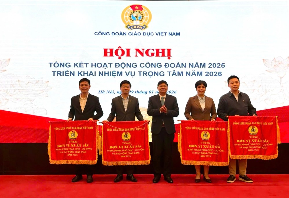 Ông Phan Văn Anh - Phó Chủ tịch Tổng LĐLĐVN tặng Cờ thi đua cho 4 tập thể thuộc Công đoàn Giáo dục Việt Nam có thành tích xuất sắc trong phong trào thi đua lao động giỏi và xây dựng tổ chức Công đoàn vững mạnh năm 2025. Ảnh: Quỳnh Chi