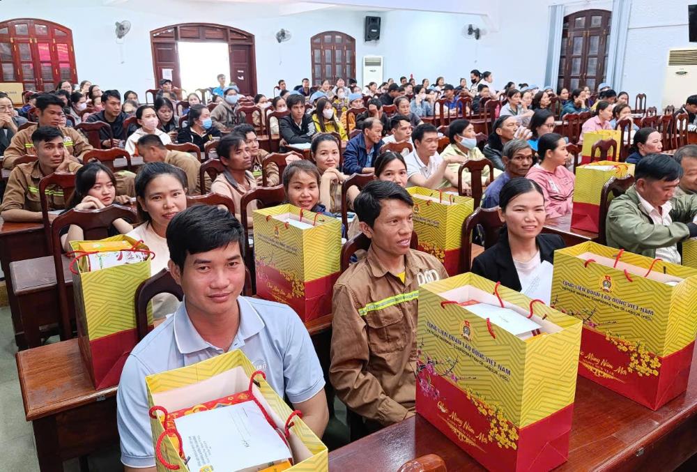 Đoàn viên, người lao động được nhận quà Tết sum vầy. Ảnh: Duy Tuấn