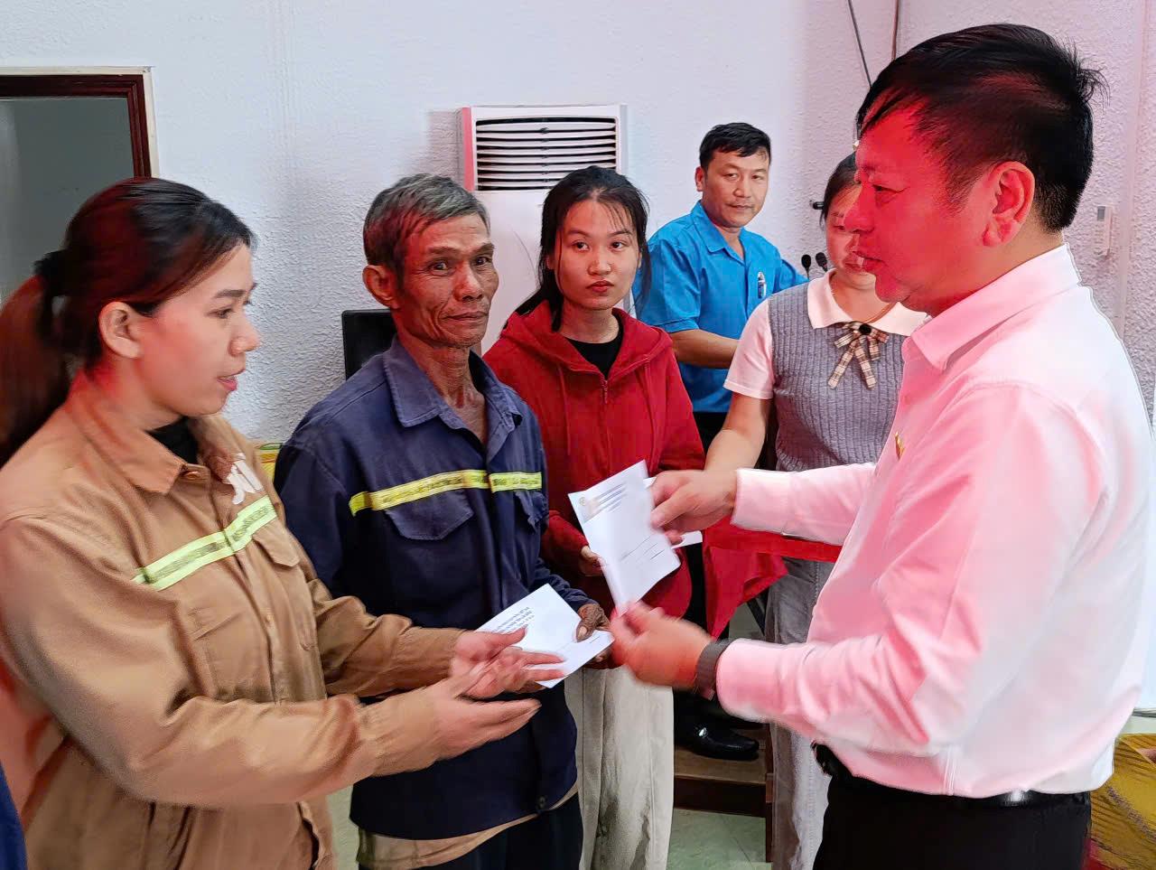 Ông Nguyễn Trường Giang - Phó Chủ nhiệm Ủy ban Pháp luật của Quốc hội tặng quà cho đoàn viên, công nhân. Ảnh: Duy Tuấn