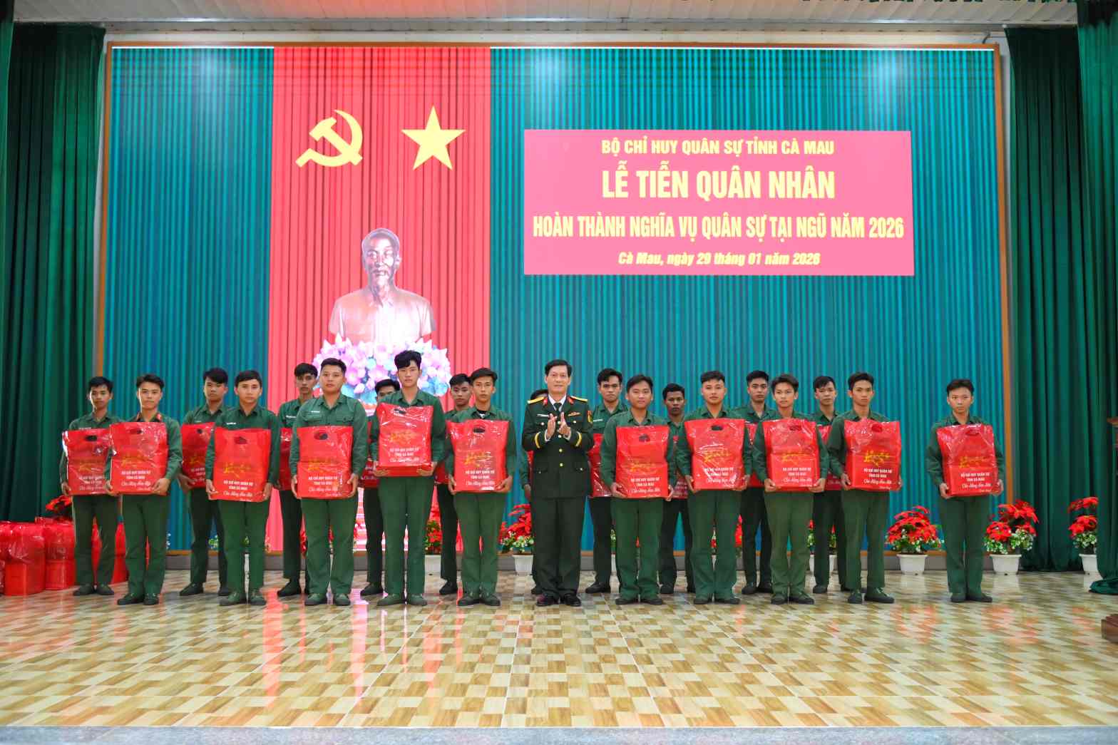 Các quân nhân hoàn thành nhiệm vụ được nhận quà Tết Nguyên đán Bính ngọ. Ảnh: Văn Đông.