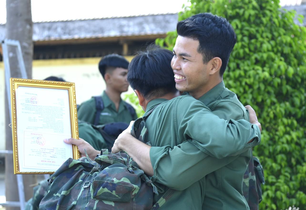 임무를 완수한 군인들이 서로 작별 인사를 하고 고향으로 돌아갑니다. 사진: 반동.