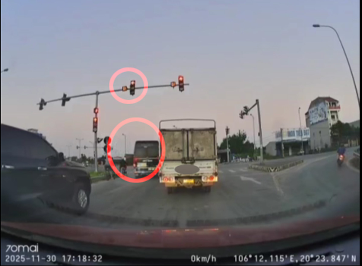 Driving at a red light on National Highway 21. Photo: Cut from clip