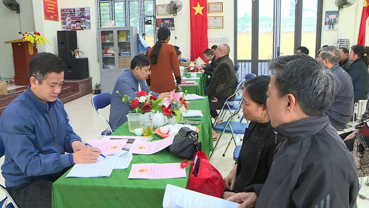 Phuc Tho commune pays compensation and support money to households located within the Van Phuc bridge project and the road connecting to National Highway 32. Photo: TTĐT Phuc Tho commune