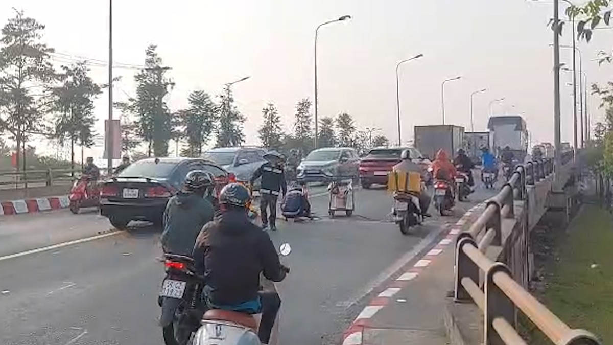 Repairing damaged elastic joints on Phu Cuong bridge in Ho Chi Minh City. Photo: Dinh Trong