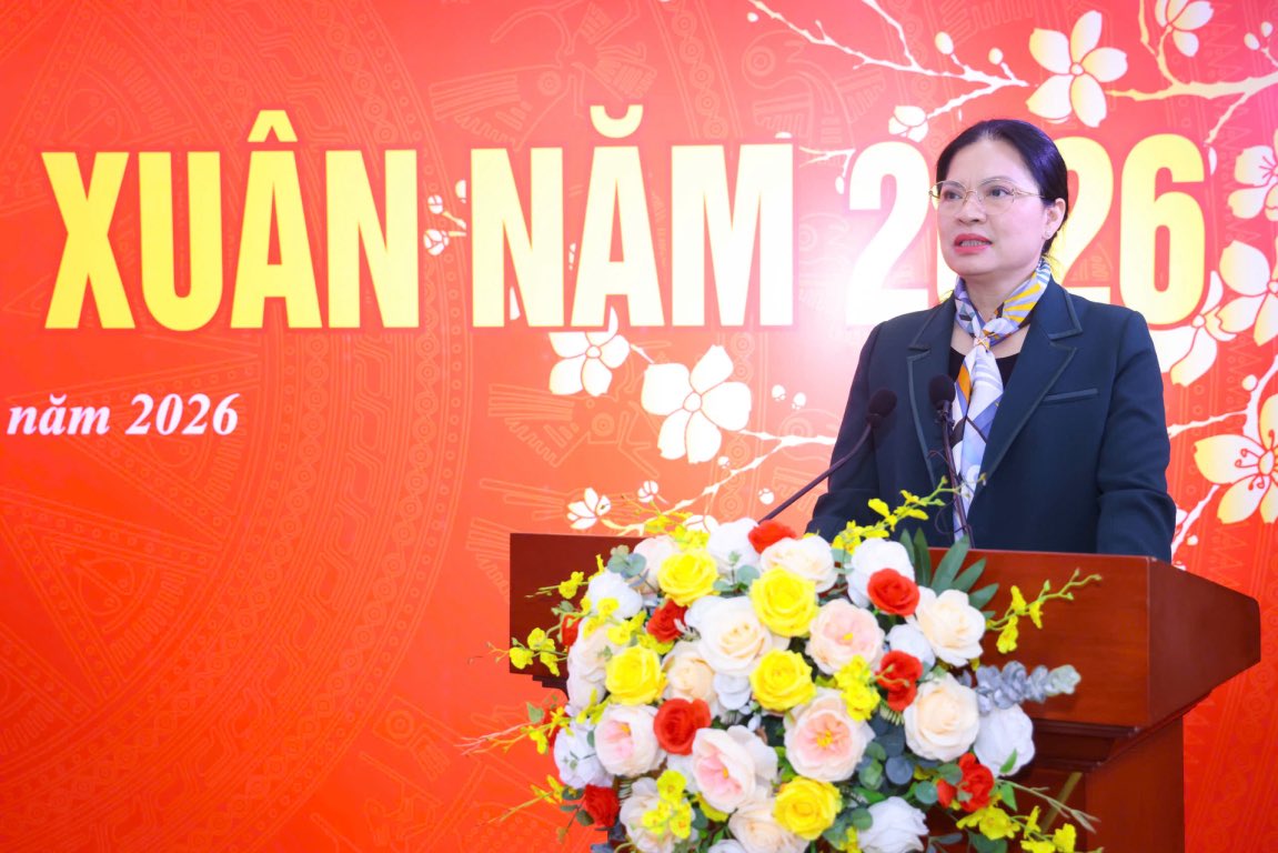 하 티 응아 여사 - 당 중앙위원회 위원, 베트남 조국전선 당위원회 상임 부서기, 중앙 단체, 베트남 조국전선 중앙위원회 부위원장 겸 사무총장이 간담회에서 연설하고, 대중 협회 내 법인 재배치에 대한 정보를 제공했습니다. 사진: 바오 한