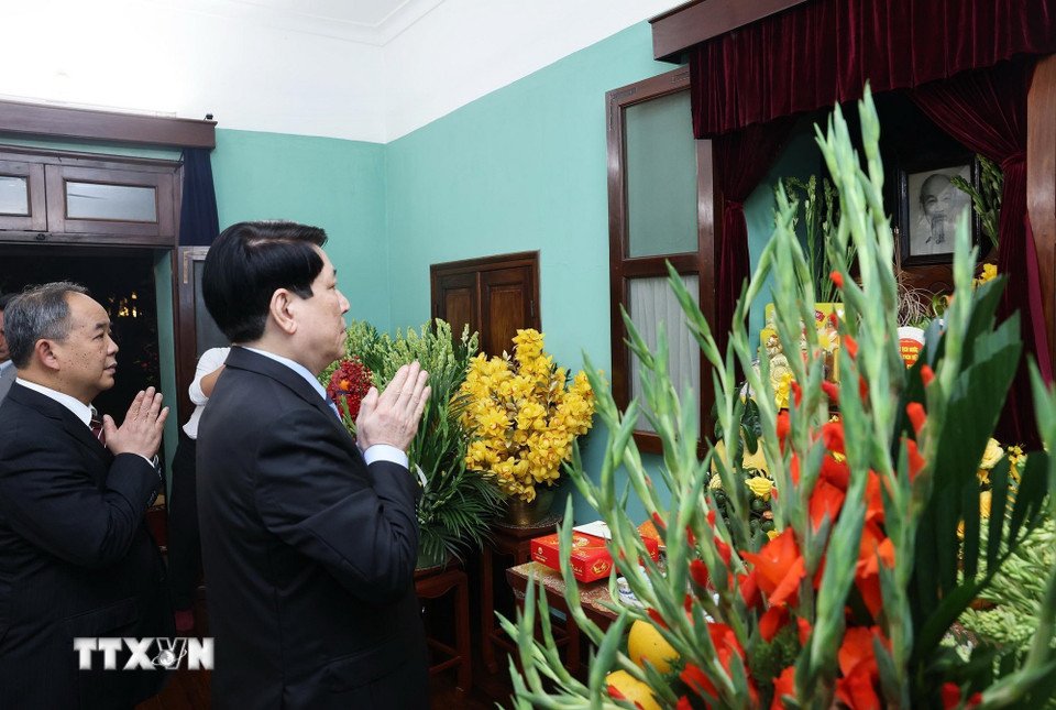President Luong Cuong offers incense to commemorate President Ho Chi Minh at the 67th House Relic at the Ho Chi Minh Presidential Relic Site in the Presidential Palace. Photo: VNA