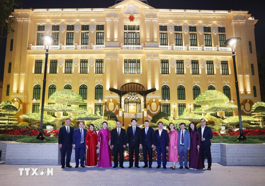 Chủ tịch nước Lương Cường với cán bộ, nhân viên Văn phòng Chủ tịch nước tại Trụ sở cơ quan Văn phòng Chủ tịch nước số 2 Lê Thạch. Ảnh: Lâm Khánh/TTXVN 