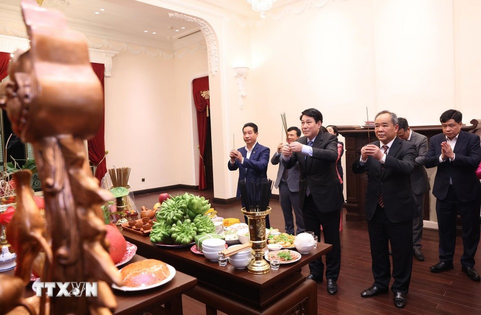 Chủ tịch nước Lương Cường tới dâng hương tưởng niệm Chủ tịch Hồ Chí Minh tại trụ sở cơ quan Văn phòng Chủ tịch nước ở số 2 Lê Thạch. Ảnh: TTXVN 