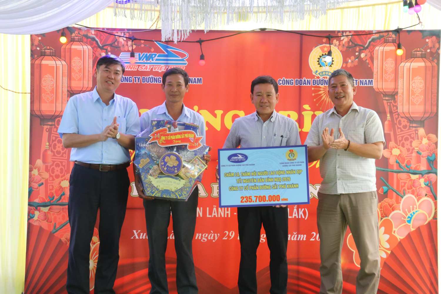 Công ty CP Đường sắt Phú Khánh tặng quà Tết cho lao động khu ga Phước Lãnh. Ảnh: Phương Linh