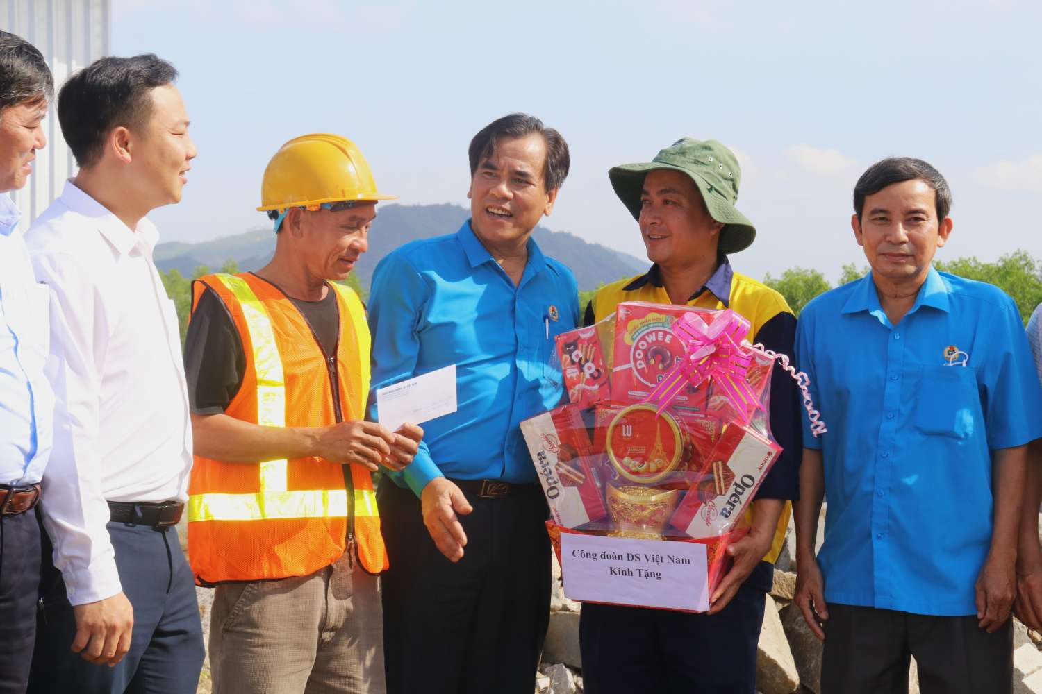 Mr. Ha Trong Thang - Chairman of the Vietnam Railway Trade Union presents Tet gifts. Reunion of union members on duty at the temporary railway bridge at Km 1136+750 to Km 1137+050 (belonging to Lanh Van village, Xuan Lanh commune). Photo: Phuong Linh