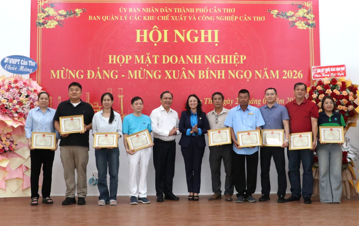 Ban Quản lý Các khu chế xuất và công nghiệp TP Cần Thơ trao tặng giấy khen cho 20 doanh nghiệp có thành tích tiêu biểu năm 2025. Ảnh: Phương Anh