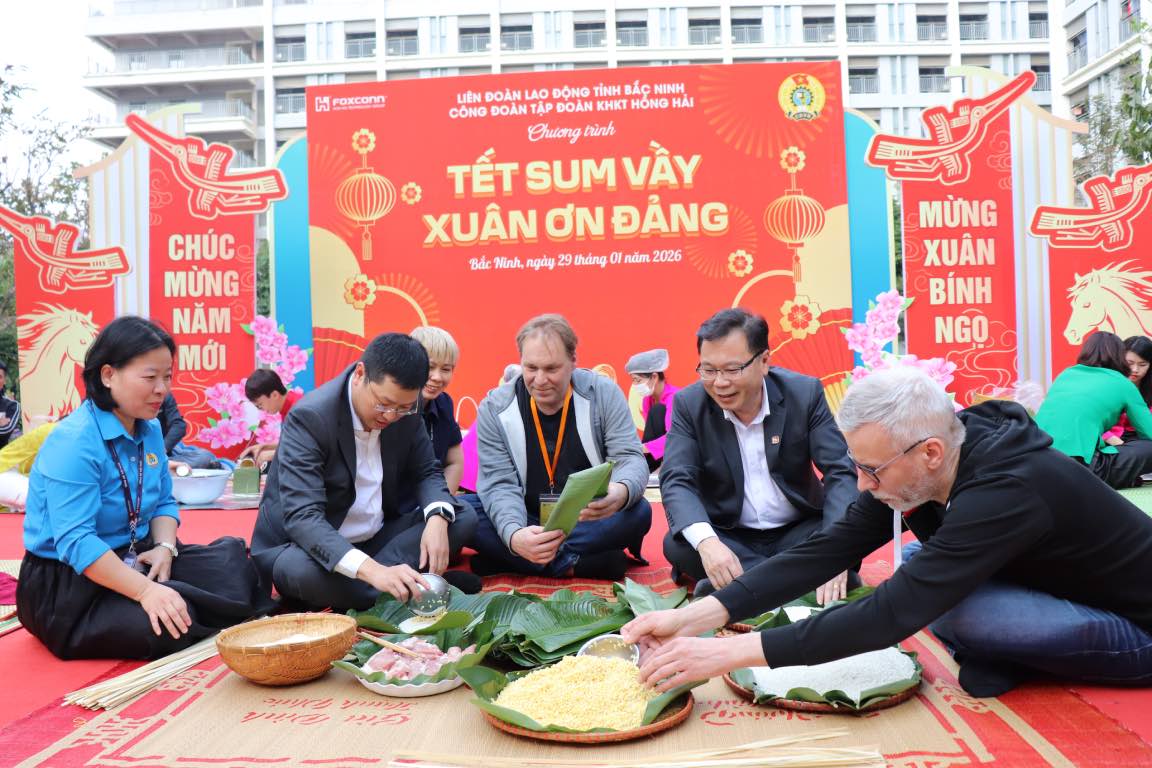 Mr. Tran Huy Phuong - Deputy Secretary of Bac Ninh Provincial Party Committee (from the two left) and group leaders participate in the Chung cake wrapping contest. Photo: Quyet Chien