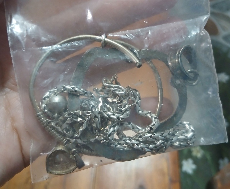 Những món trang sức đã đứt gãy tưởng như bỏ đi nhưng lại giúp người dân miền núi có một món hời trước Tết. Ảnh: NVCC