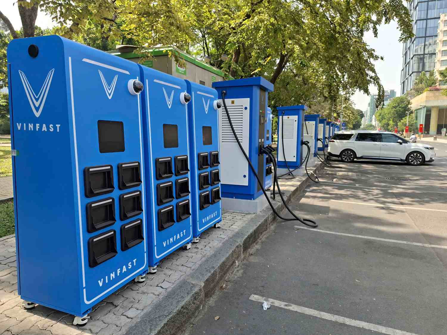 Electric motorbike battery exchange cabinet placed on the sidewalk of Le Lai street in the center of Ho Chi Minh City. Photo: Minh Quan