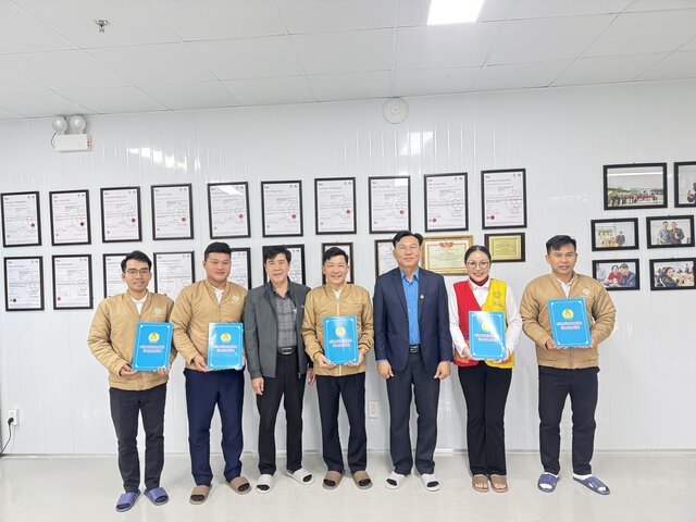Mr. Doan Van Su - Vice Chairman of the Lam Dong Provincial Labor Federation (third from right) presents the decision recognizing the Executive Committee of the Grassroots Trade Union of Samten Hill Da Lat Joint Stock Company for the term 2025 - 2030. Photo: Lam Duc
