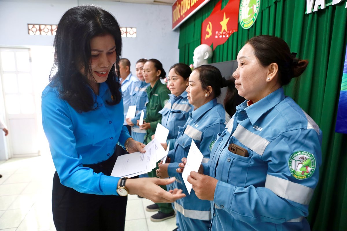 Những phần quà được trao tận tay công nhân môi trường đô thị. Ảnh: Duy Tuấn