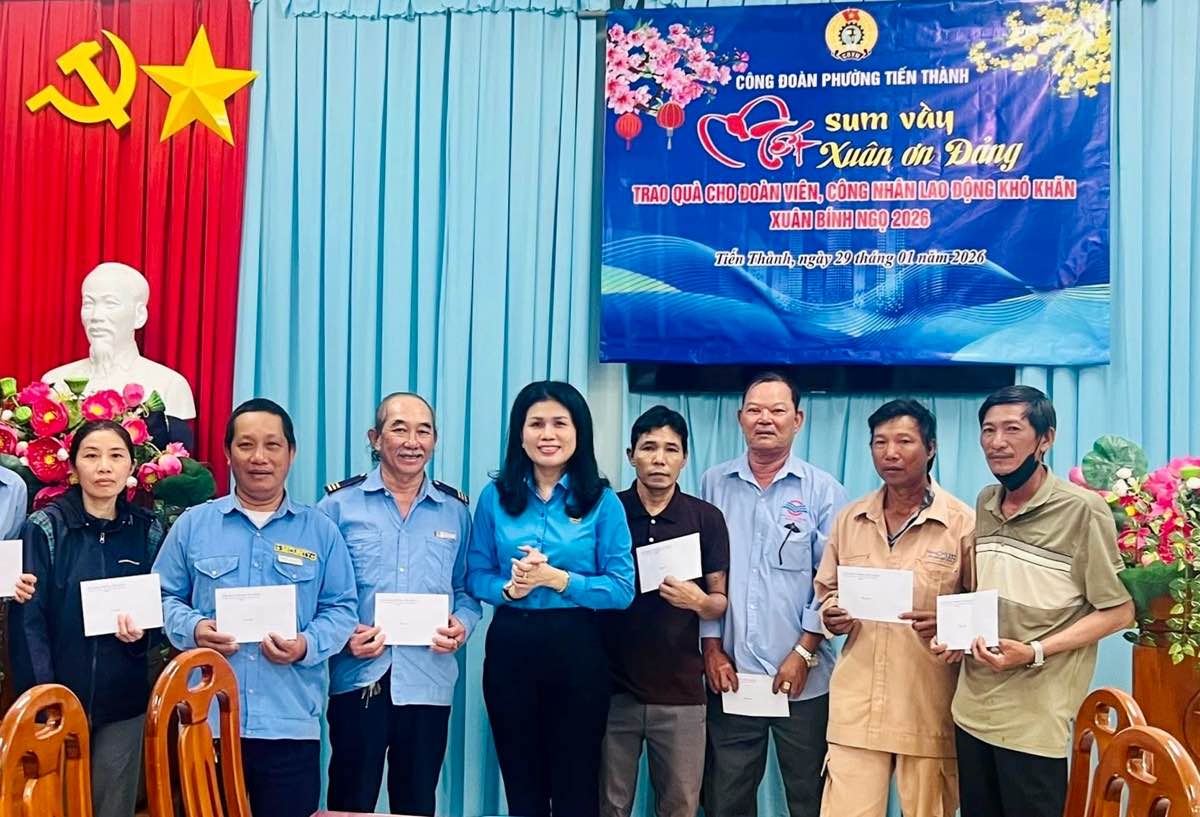 Những phần quà giúp đoàn viên có thêm chi phí lo Tết cho gia đình. Ảnh: Duy Tuấn