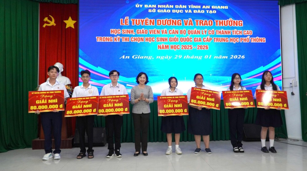 Vice Chairman of An Giang Provincial People's Committee Nguyen Thi Minh Thuy awards prizes to students who won prizes. Photo: Van Si