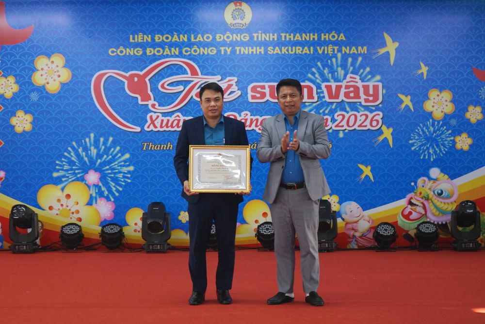 Trao Cờ thi đua và Bằng khen của LĐLĐ tỉnh Thanh Hóa cho đơn vị và cá nhân đạt thành tích xuất sắc. Ảnh: Quách Du