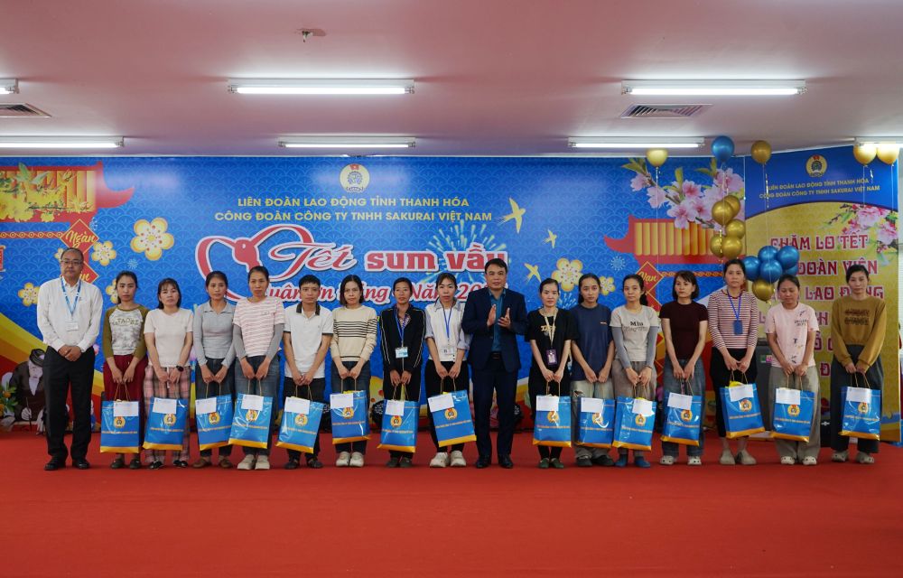 Đại diện lãnh đạo LĐLĐ tỉnh Thanh Hóa, Công ty TNHH Sakurai Việt Nam và Công đoàn Công ty trao quà Tết đến đoàn viên, người lao động khó khăn. Ảnh: Quách Du