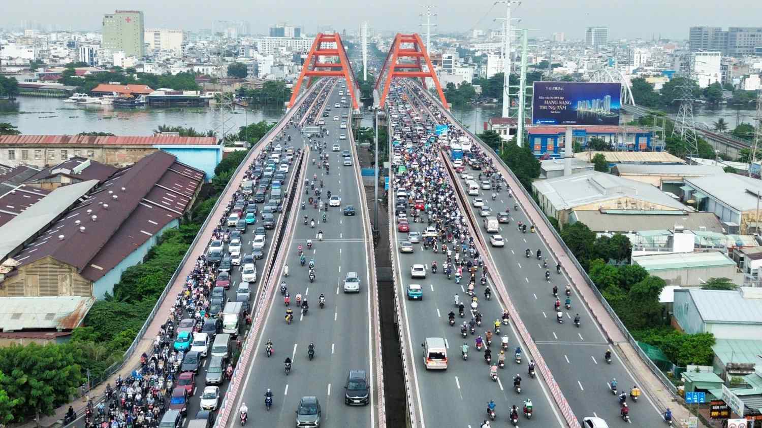 Ùn tắc trên cầu Bình Lợi.  Ảnh: Anh Tú