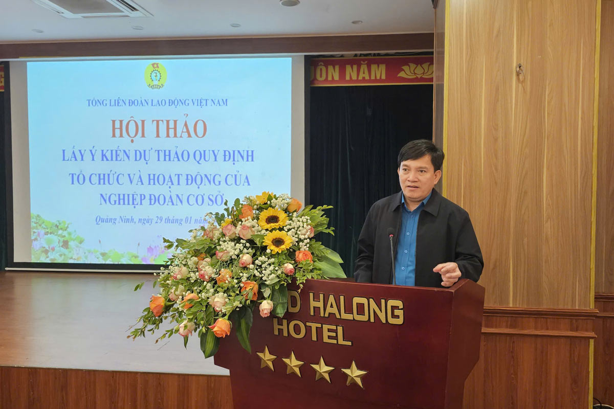 M. Nguyễn Xuân Hùng - Vice-président de la Confédération générale du travail du Vietnam - s'exprimant lors du séminaire. Photo: Đoàn Hưng