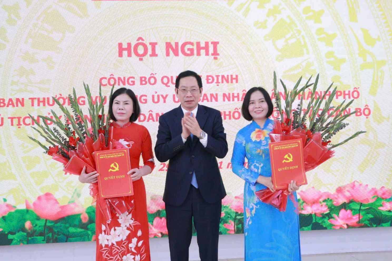 Vice Chairman of the City People's Committee Vu Tien Phung presents decisions approving the positions of Secretary and Deputy Secretary of the Party Committee of Hai Duong University. Photo: Hai Phong City E-Portal