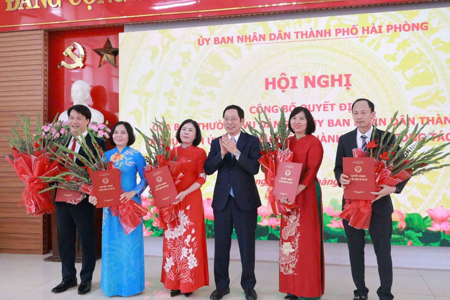 Phó Chủ tịch UBND thành phố Vũ Tiến Phụng trao các quyết định bổ nhiệm Hiệu trưởng và Phó Hiệu trưởng Trường Đại học Hải Dương. Ảnh: Cổng TTĐT TP Hải Phòng