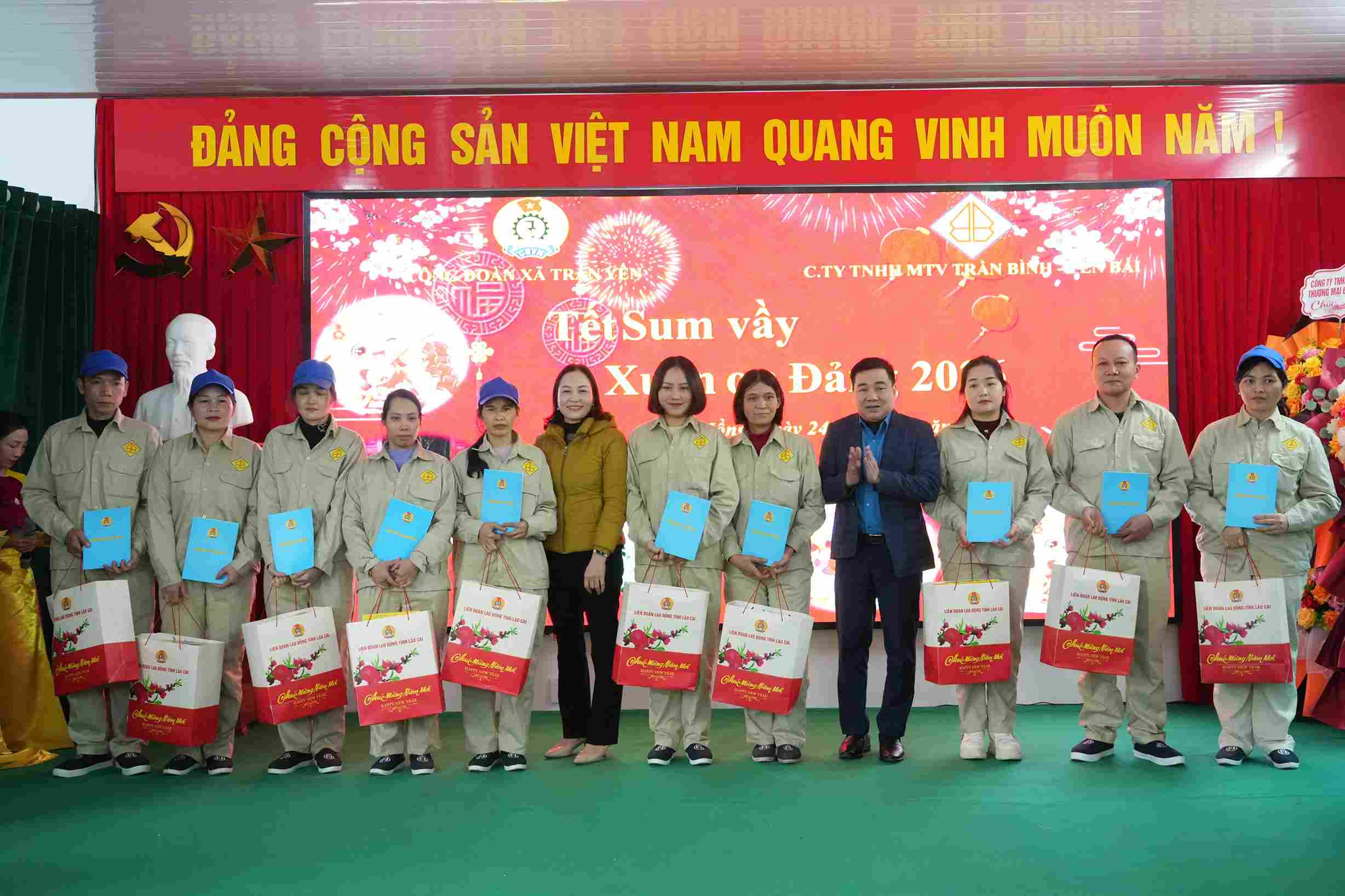 30 gifts were given to workers. Photo: Thanh Hung