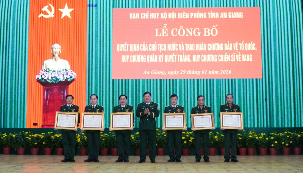 Colonel Pham Van Thang, Deputy Commander of the Provincial Military Command, Commander of the An Giang Provincial Border Guard Command awarded the Fatherland Protection Medal to individuals. Photo: Thu Oanh